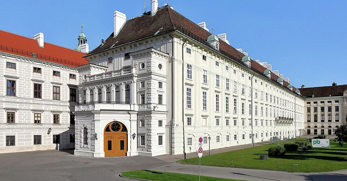 Bild: Wiener Hofburg (Sitz des österreichischen Bundespräsidenten) / Bild: Bwag, CC BY-SA 4.0, via Wikimedia Commons (Bild zugeschnitten)