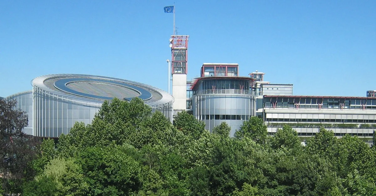 Bild: EGMR in Straßburg / Bild: https://www.derstandard.at/story/2000136609913/ministerin-will-zuege-nachausschreitungen-am-gardasee (Bild zugeschnitten)