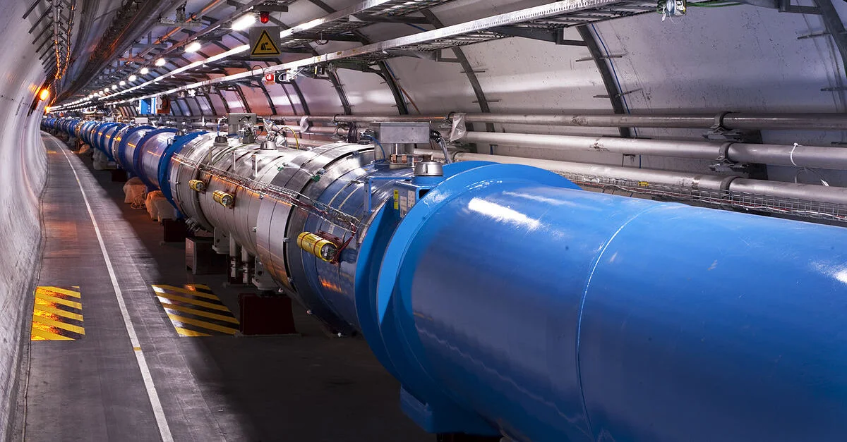 Bild: Tunnel des Teilchenbeschleunigers (Cern) / Bild: Maximilien Brice (CERN), CC BY-SA 3.0, via Wikimedia Commons (Bild zugeschnitten)