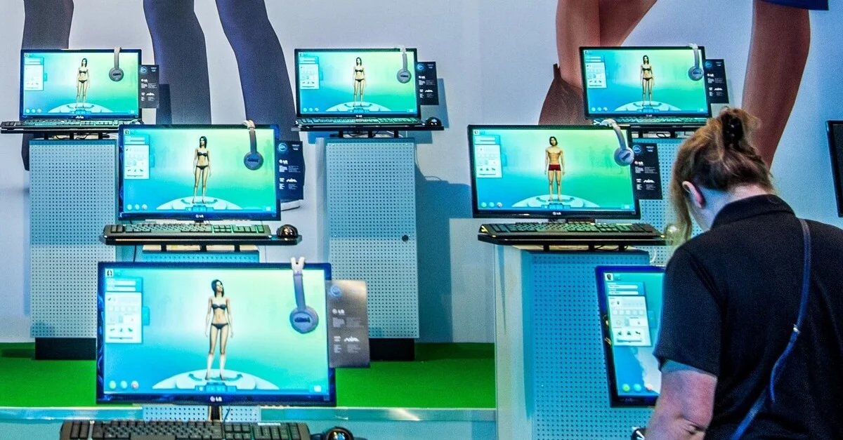 Symbolbild: Die Sims bei der Gamescom 2013 / Bild: Sergey Galyonkin, CC BY-SA 2.0, via Wikimedia Commons (Bild zugeschnitten)