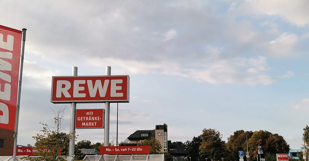 Symbolbild: Rewe-Markt / Bild: Triplec85, CC BY-SA 4.0, via Wikimedia Commons (Bild zugeschnitten)
