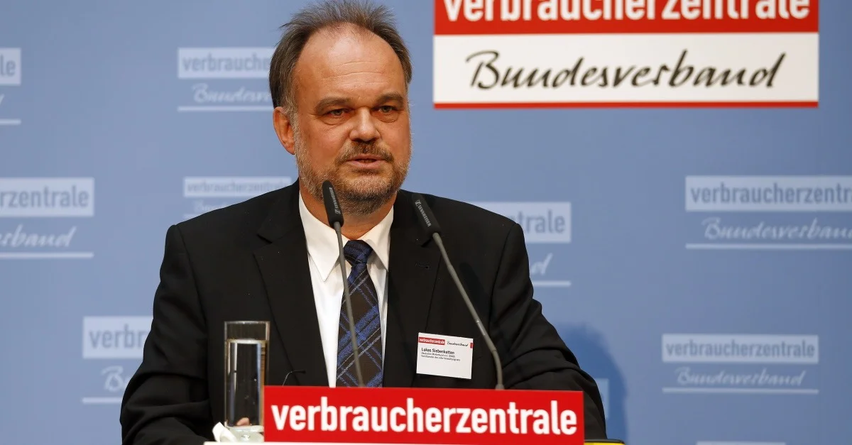 Lukas Siebenkotten beim Deutschen Verbrauchertag im Jahre 2015, Verbraucherzentrale Bundesverband, CC BY 2.0, via Wikimedia Commons (Bild zugeschnitten)