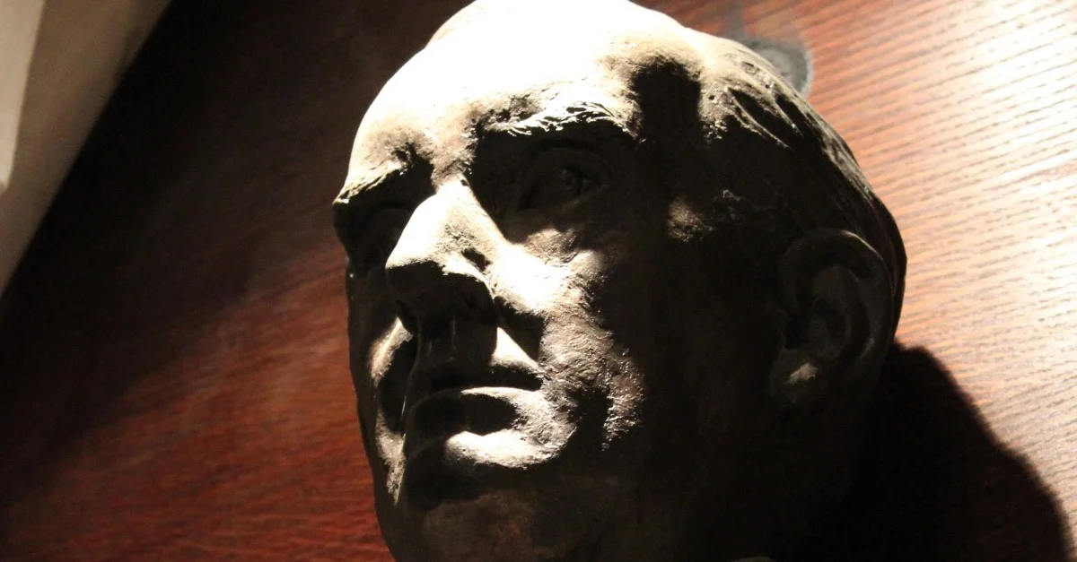 Büste von J. R. R. Tolkien im Oxforder Exeter College, angefertigt von Tolkiens Schwiegertochter Faith, Julian Nyča, CC BY-SA 3.0, via Wikimedia Commons (Bild zugeschnitten)