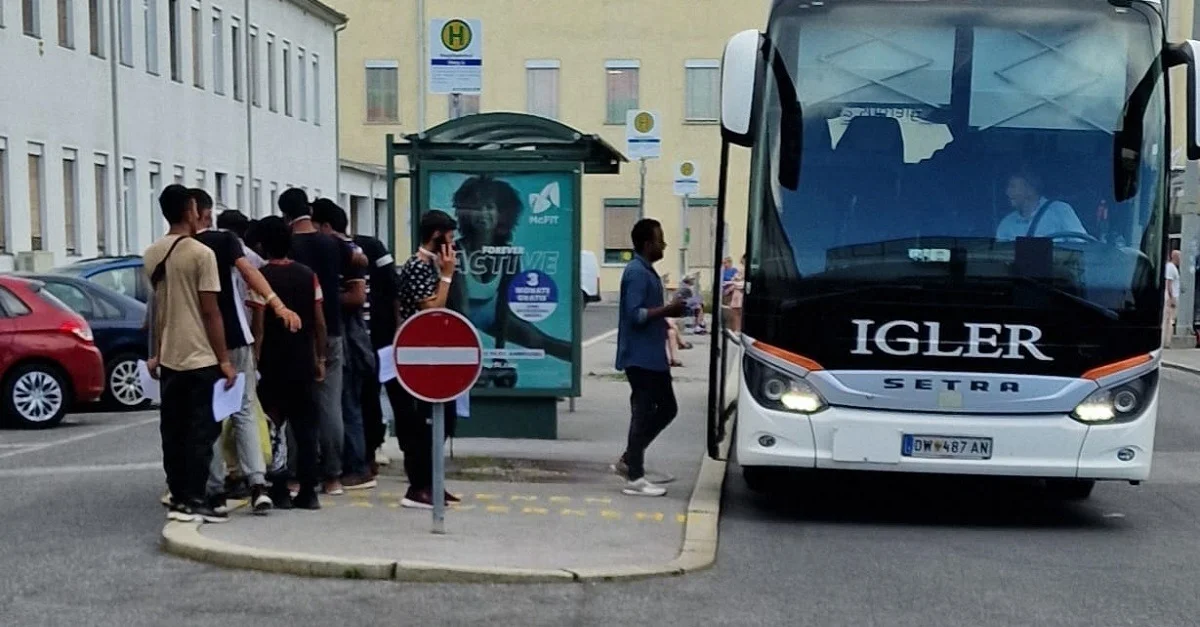 Migranten kommen mit dem Bus nach Graz. Bild: FPÖ Graz