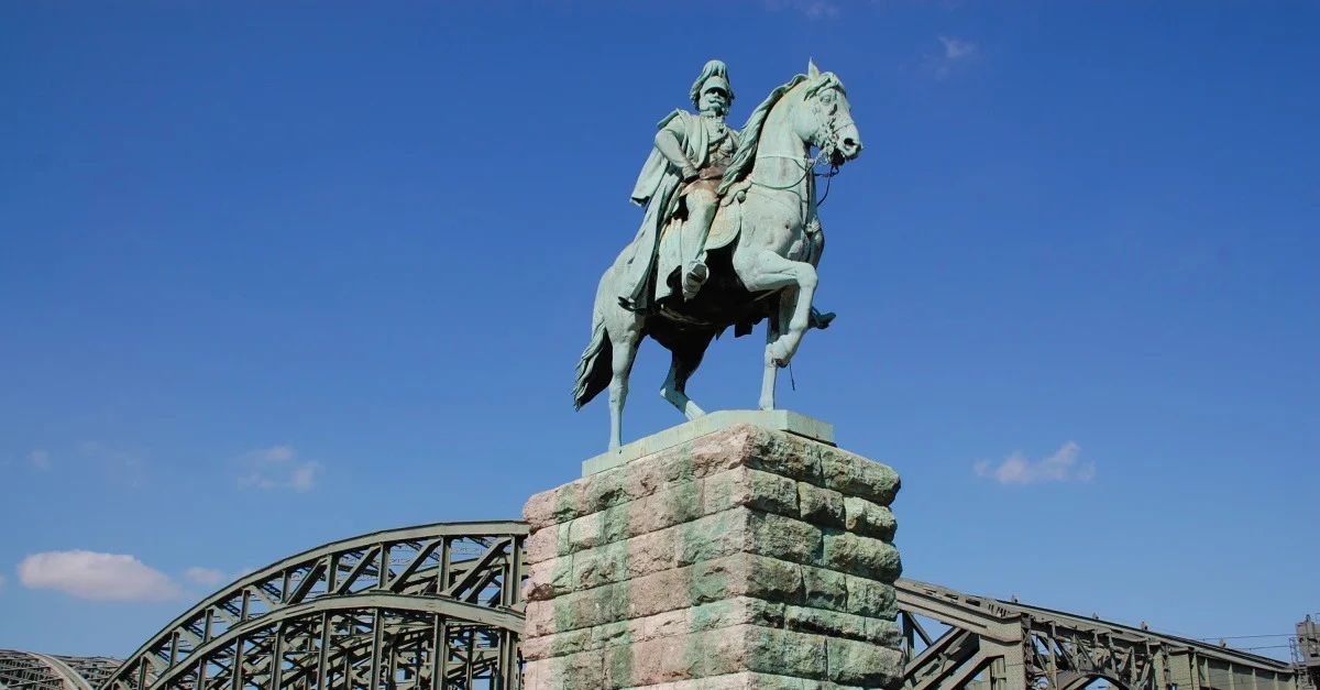 Reiterstatue von Wilhelm I. Friedrich Ludwig an der Hohenzollernbrücke, Köln, © Achim Raschka / CC BY-SA 4.0 (via Wikimedia Commons), CC BY-SA 3.0, via Wikimedia Commons (Bild zugeschnitten)