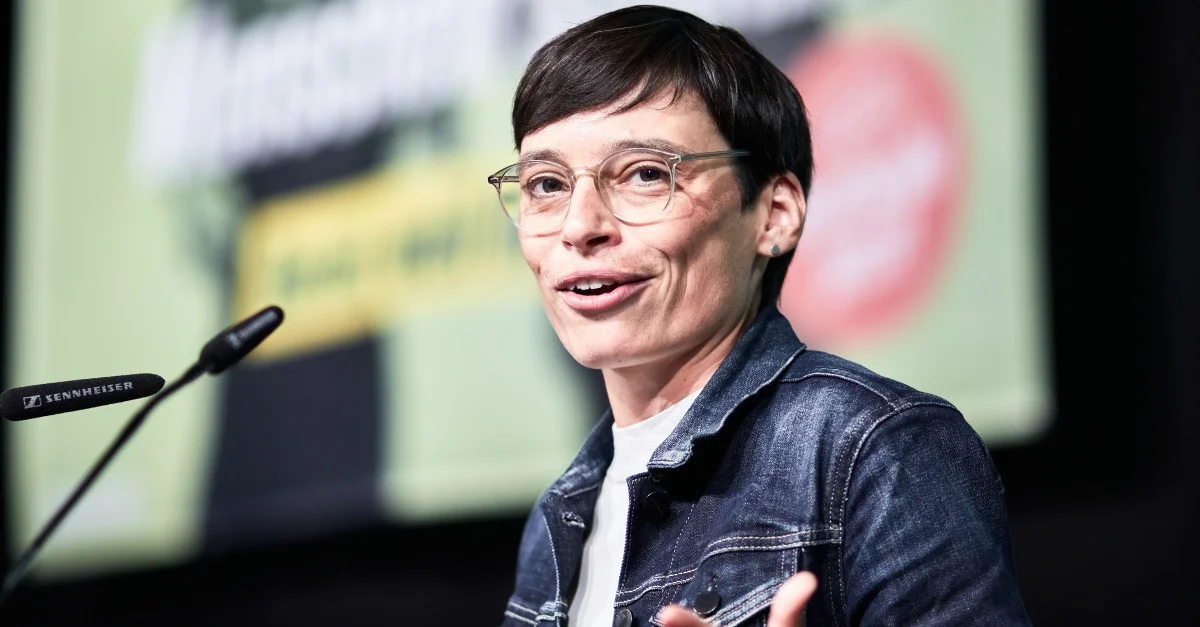 Bild: Josefine Paul bei der Landesdelegiertenkonferenz von Bündnis90/Die Grünen NRW in Dortmund / (c) Bündnis 90/Die Grünen Nordrhein-Westfalen from Düsseldorf, Nordrhein-Westfalen, CC BY-SA 2.0, via Wikimedia Commons (Bild zugeschnitten)