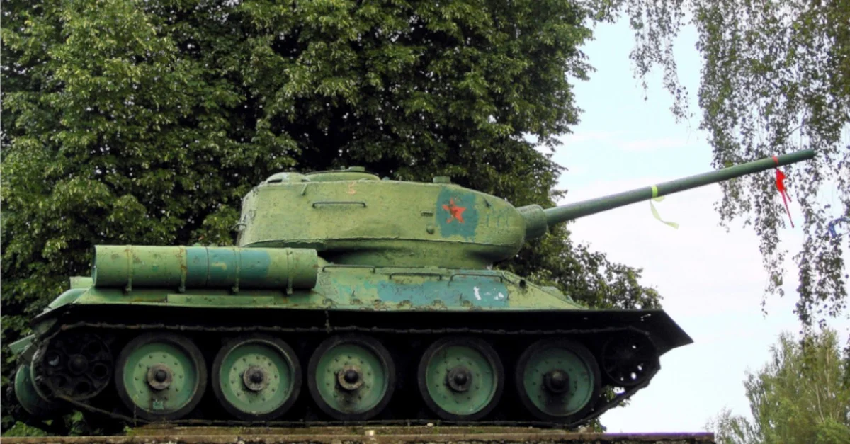 Bild: T-34-Panzer nahe der Stadt Narwa / Bild: Marcus Vegas from Tallinn, Estonia, CC BY-SA 2.0, via Wikimedia Commons (Bild zugeschnitten)