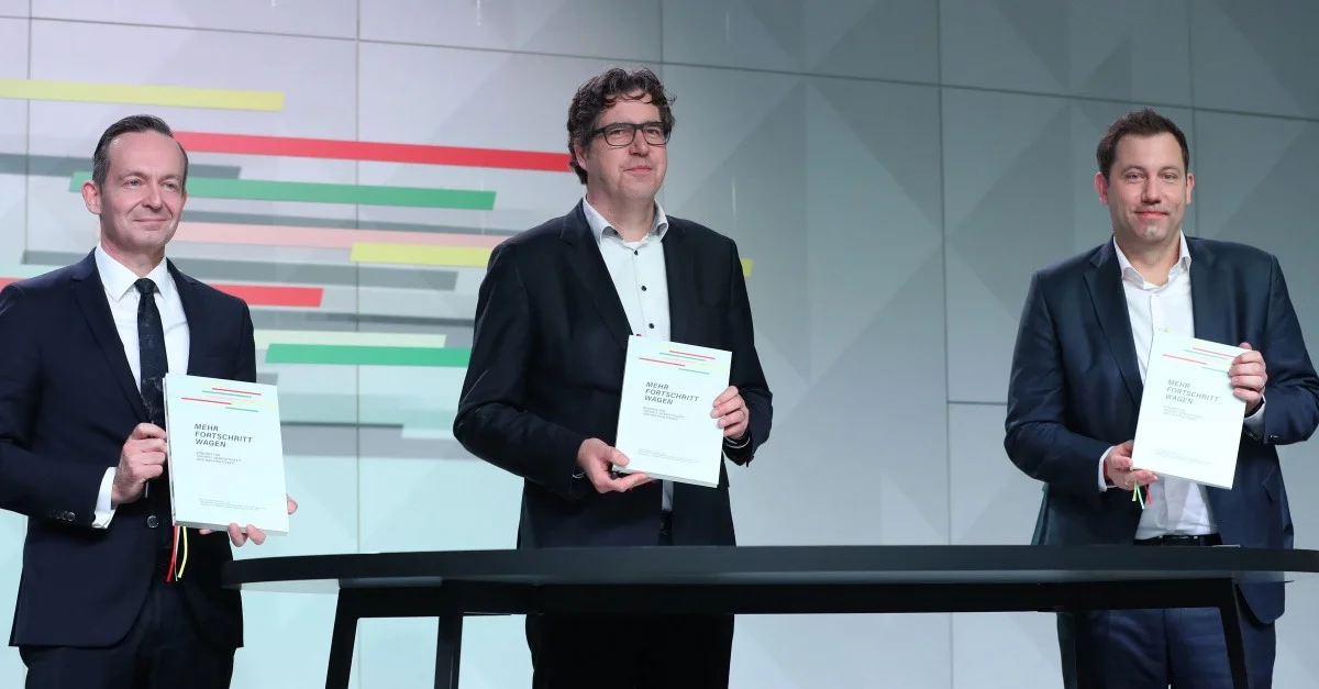 Bild: Unterzeichnung des Koalitionsvertrages der 20. Wahlperiode des Bundestages, Sandro Halank, CC BY-SA 4.0, via Wikimedia Commons (Bild zugeschnitten)