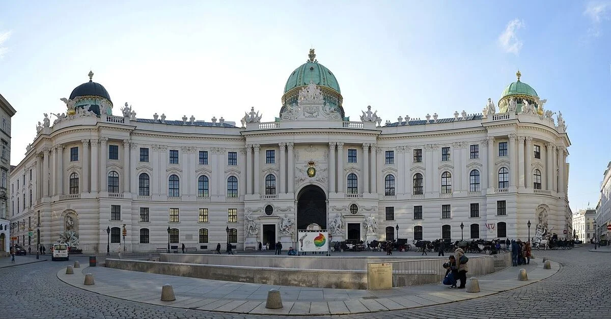 Bild: Die Wiener Hofburg &#8211; Amtssitz des Österreichischen Bundespräsidenten / Bild: This Photo was taken by Böhringer Friedrich.Feel free to use my photos, but please mention me as the author and if you want send me a  message. or (rufre@lenz-nenning.at), CC BY-SA 3.0 AT, via Wikimedia Commons (Bild zugeschnitten)
