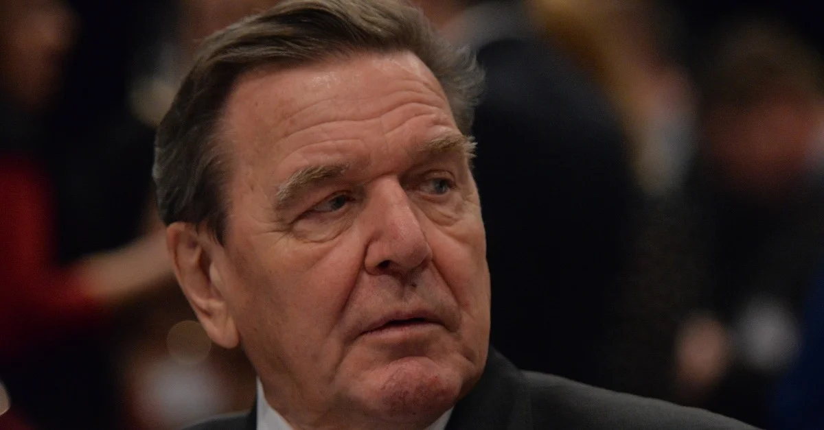 Gerhard Schröder im Jahr 2015, Olaf Kosinsky, CC BY-SA 3.0 DE, via Wikimedia Commons (Bild zugeschnitten)