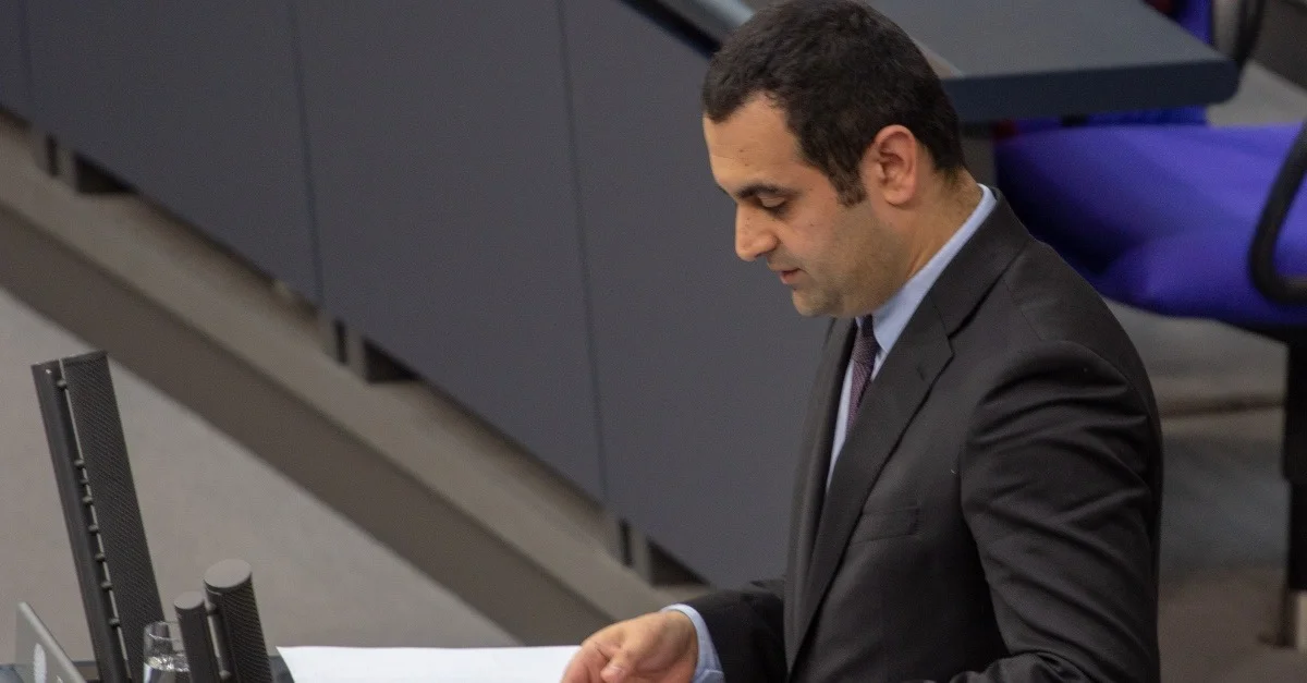 Bijan Djir-Sarai während einer Plenarsitzung am 11. April 2019 in Berlin, Olaf Kosinsky, CC BY-SA 3.0 DE, via Wikimedia Commons (Bild zugeschnitten)