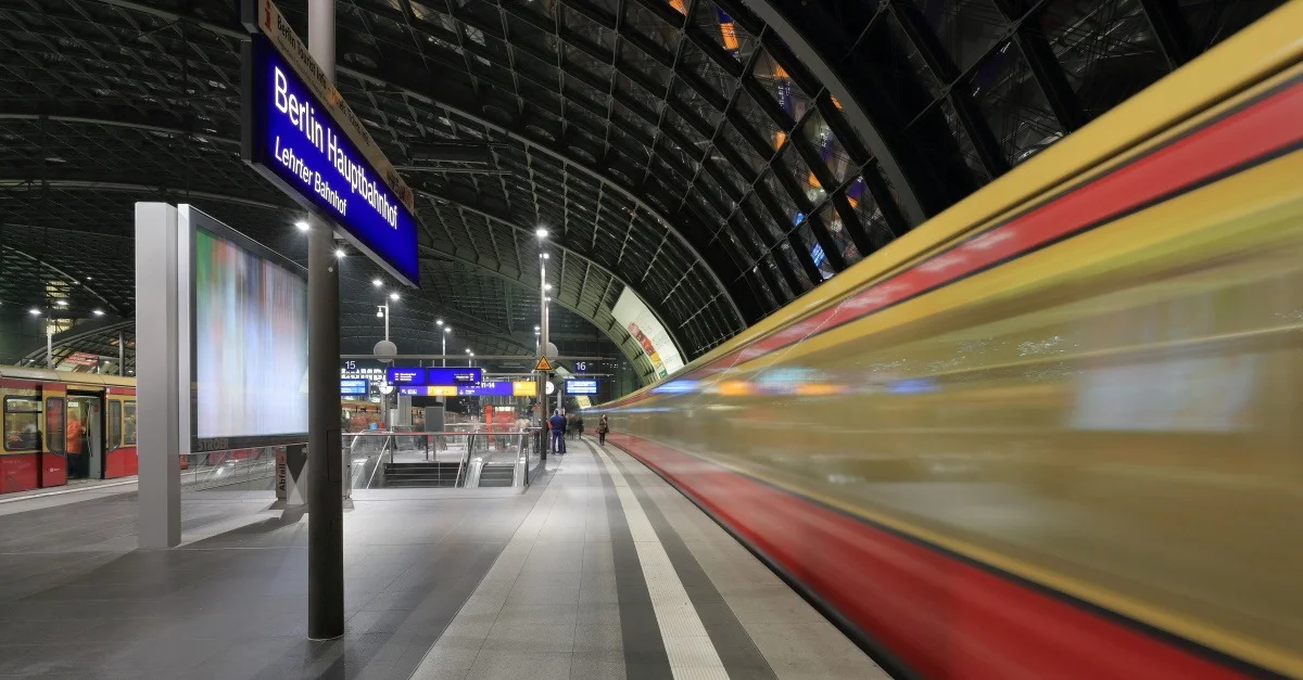 S-Bahn Hauptbahnhof Berlin, Martin Falbisoner, CC BY-SA 4.0, via Wikimedia Commons (Bild zugeschnitten)