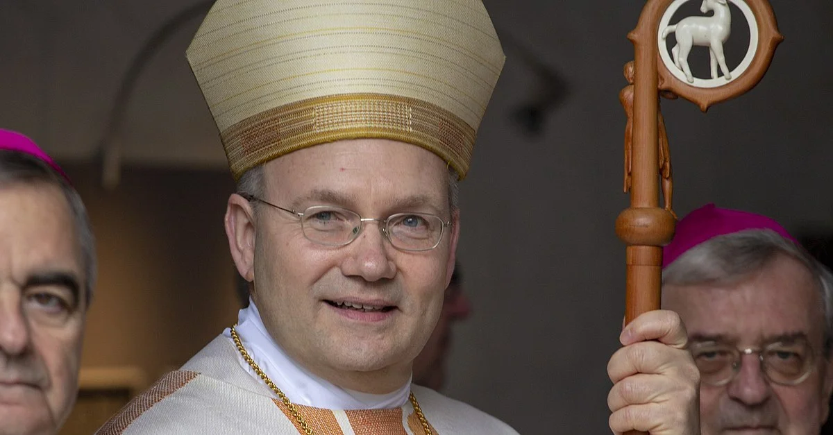 Bild: Bischof Helmut Dieser / Bild: Olaf Kosinsky, CC BY-SA 3.0 DE, via Wikimedia Commons (Bild zugeschnitten)