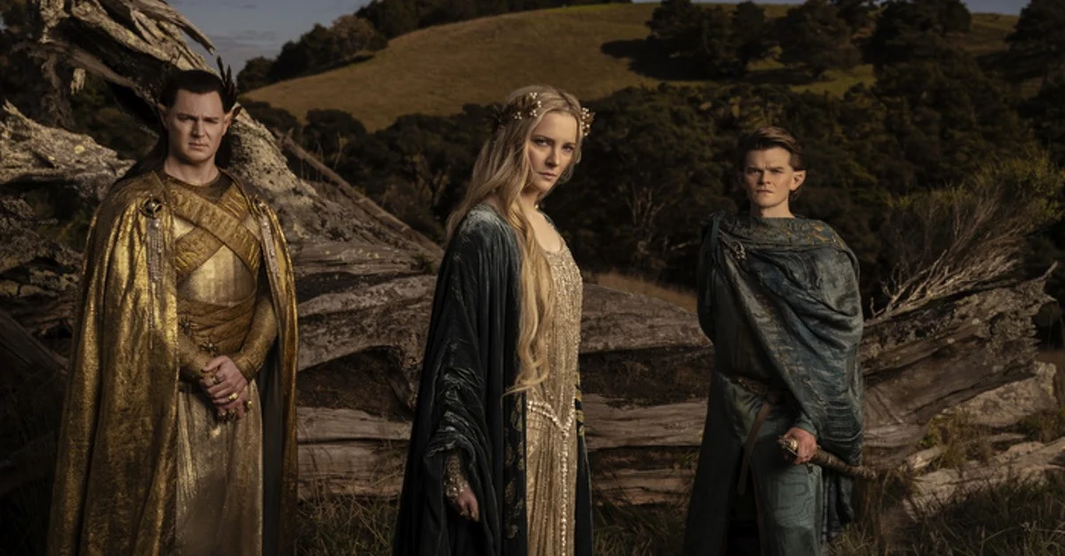 Benjamin Walker (Gil-galad), Morfydd Clark (Galadriel), Robert Aramayo (Elrond), (c) Amazon Studios / Ben Rothstein /  Prime Video
