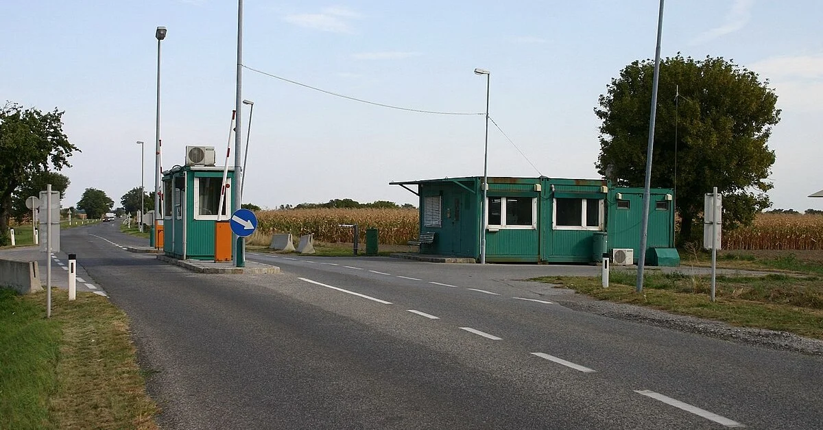 Bild: Eine österreichisch-slowakische Grenzstelle in Kittsee im Burgenland / Bild: Steindy (talk) 22:18, 15 December 2017 (UTC), CC BY-SA 4.0, via Wikimedia Commons (Bild zugeschnitten)