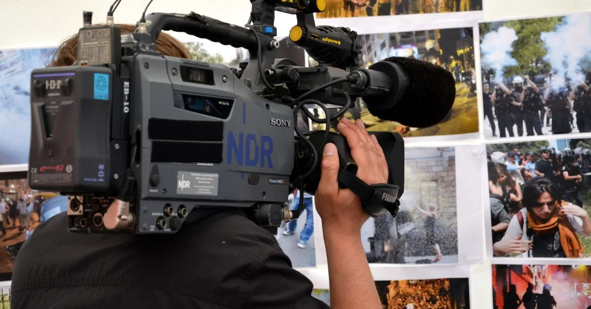 NDR (Symbolbild), Bernd Schwabe in Hannover, CC BY 3.0, via Wikimedia Commons (Bild zugeschnitten)