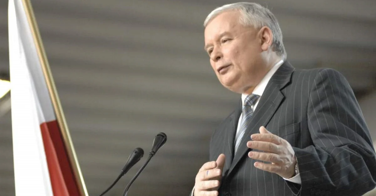 Jarosław Kaczyński, polnischer Politiker der Partei PiS, AargambitAutor: Reporter Dziennika Internetowego http://lublin.com.pl (wydawca:AAR Gambit), CC BY-SA 3.0, via Wikimedia Commons (Bild zugeschnitten)