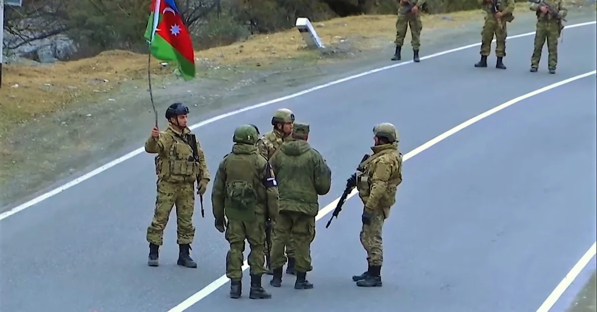 Russische Friedenstruppen im Gespräch mit aserbaidschanischen Soldaten (2020), Mil.ru, CC BY 4.0, via Wikimedia Commons