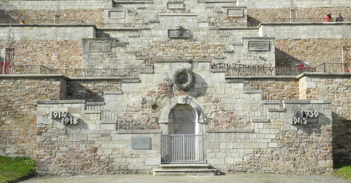 Kriegerdenkmal in der Karlsaue, Baummapper, CC BY-SA 3.0 DE, via Wikimedia Commons