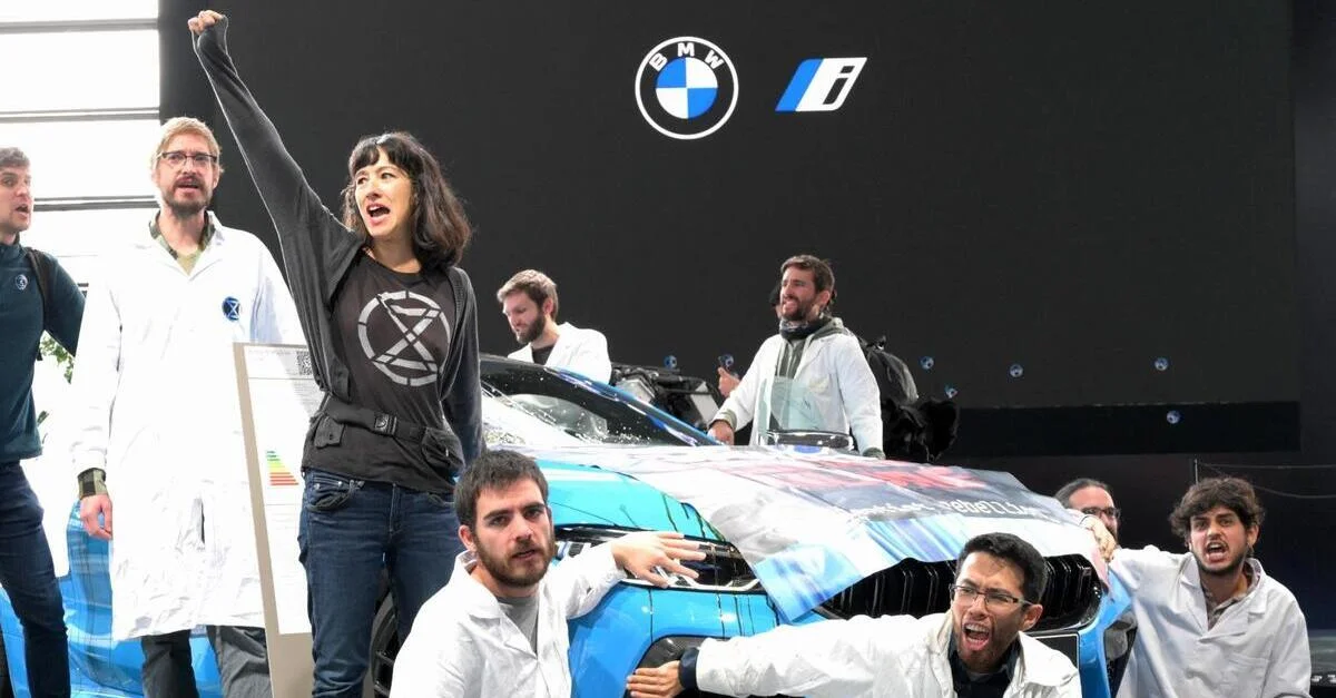 Bild: Aktivisten der Gruppe „Scientist Rebellion“ ind er BMW-Welt / Bild: (c) Twitter „Scientist Rebellion Germany“