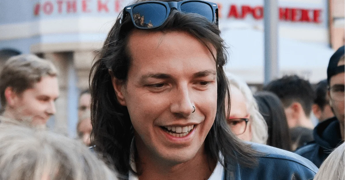 Bild: Dominik Wlazny / Bild: Armin Ademovic, CC BY-SA 4.0, via Wikimedia Commons (Bild zugeschnitten)