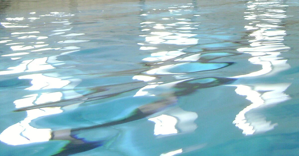 Symbolbild: Hallenbad in Wien / Bild: Angela Püskül/Diplomatische Akademie Wien, CC BY-SA 3.0, via Wikimedia Commons (Bild zugeschnitten)