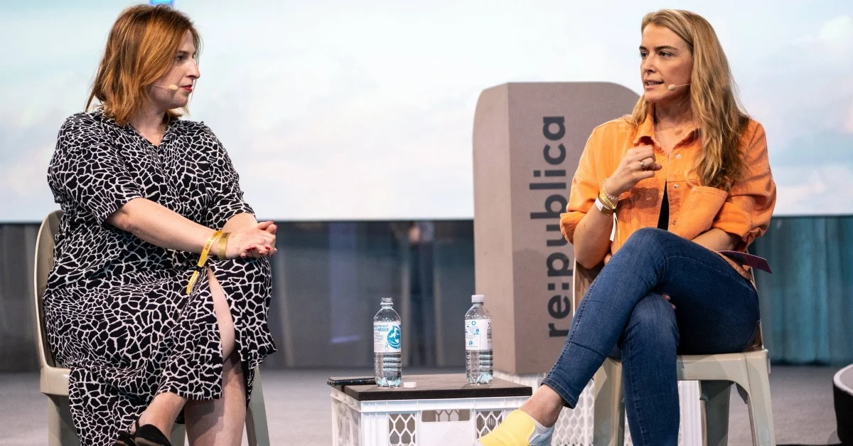 Natascha Strobl (links) mit Annika Brockschmidt (rechts) auf der re:publica 2022, Stefanie Loos/re:publica from Germany, CC BY-SA 2.0, via Wikimedia Commons