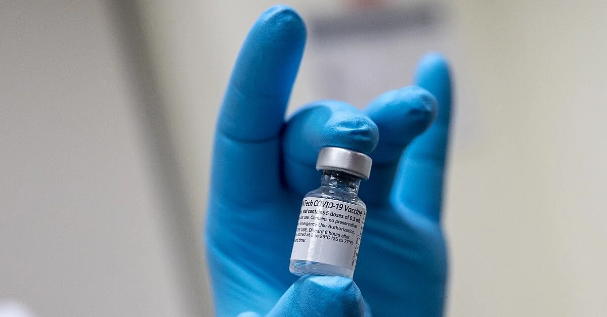 Symbolbild: Pfizer / Bild: U.S. Secretary of Defense, CC BY 2.0, via Wikimedia Commons (Bild zugeschnitten)