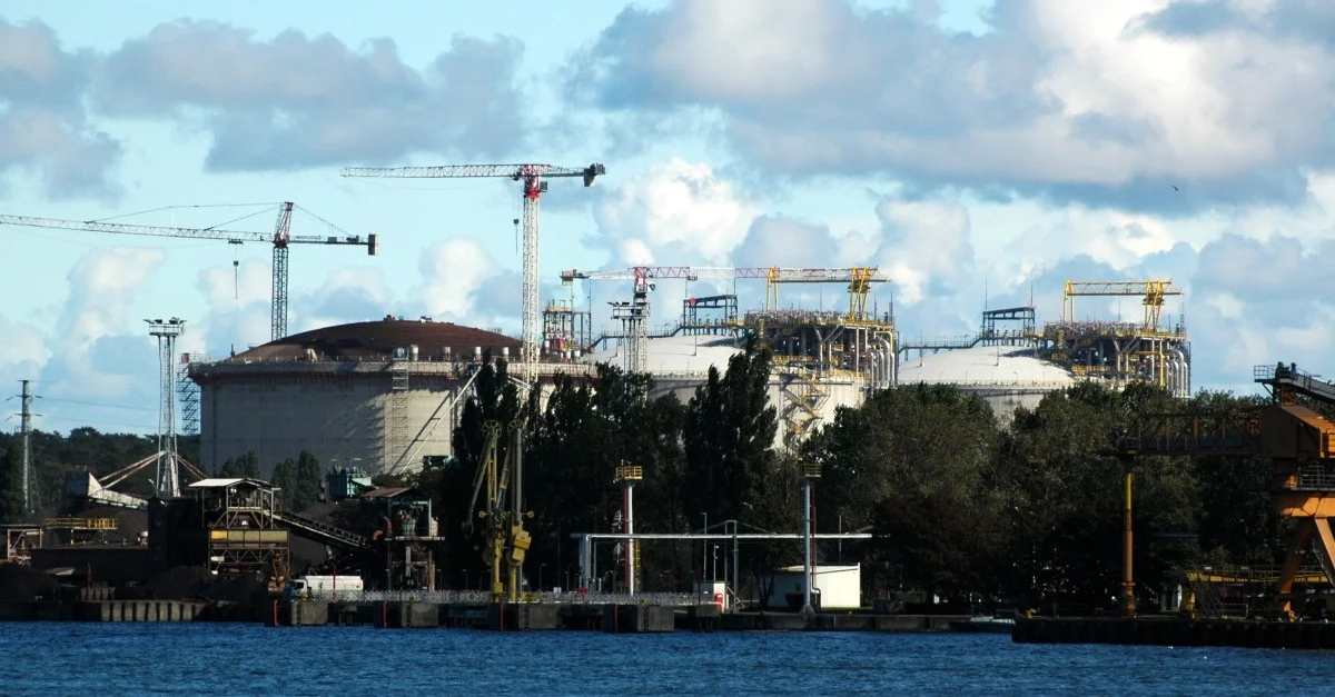 LNG-Terminal Swinemünde (Symbolbild), Photographs by Radosław Drożdżewski (User:Zwiadowca21), CC BY-SA 4.0, via Wikimedia Commons