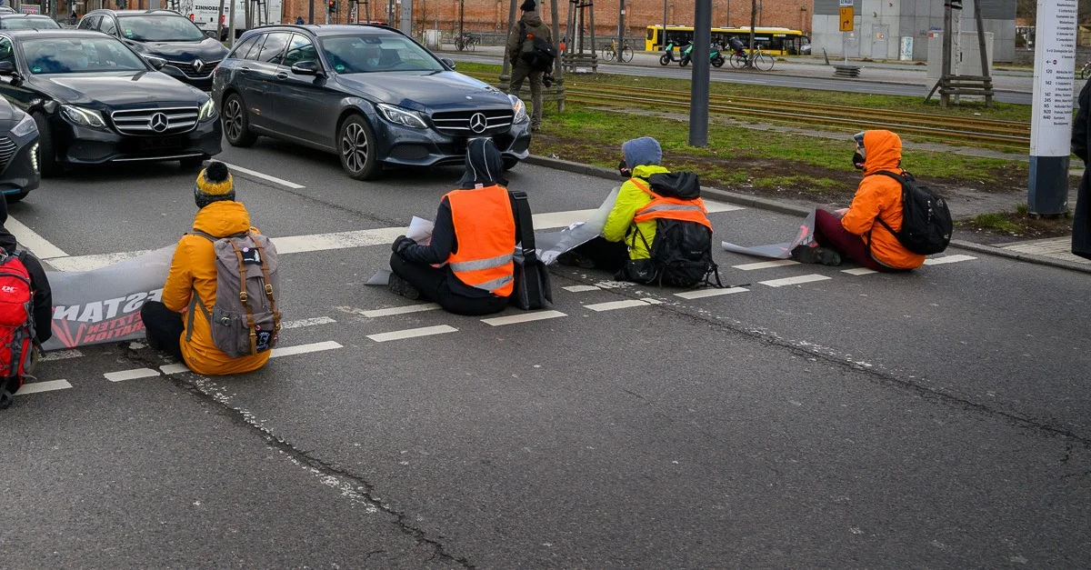 Symbolbild: Der Aufstand der „Letzten Generation“ blockiert Straße am Hauptbahnhof, Berlin, 28.01.22/ Bild: Stefan Müller (climate stuff, 1 Mio views) from Germany, CC BY 2.0, via Wikimedia Commons (Bild zugeschnitten)