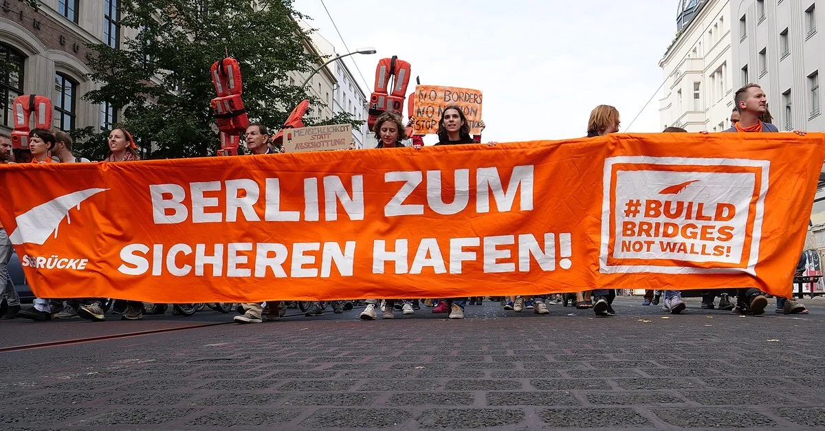 Bild: Seebrücke-Demonstration in Berlin / Bild: Leonhard Lenz, CC0, via Wikimedia Commons (Bild zugeschnitten)