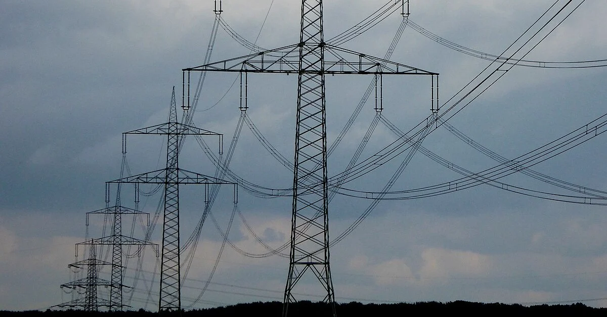 Symbolbild: Stromversorgung / Bild: Fischer.floriana, CC BY-SA 4.0, via Wikimedia Commons (Bild zugeschnitten)