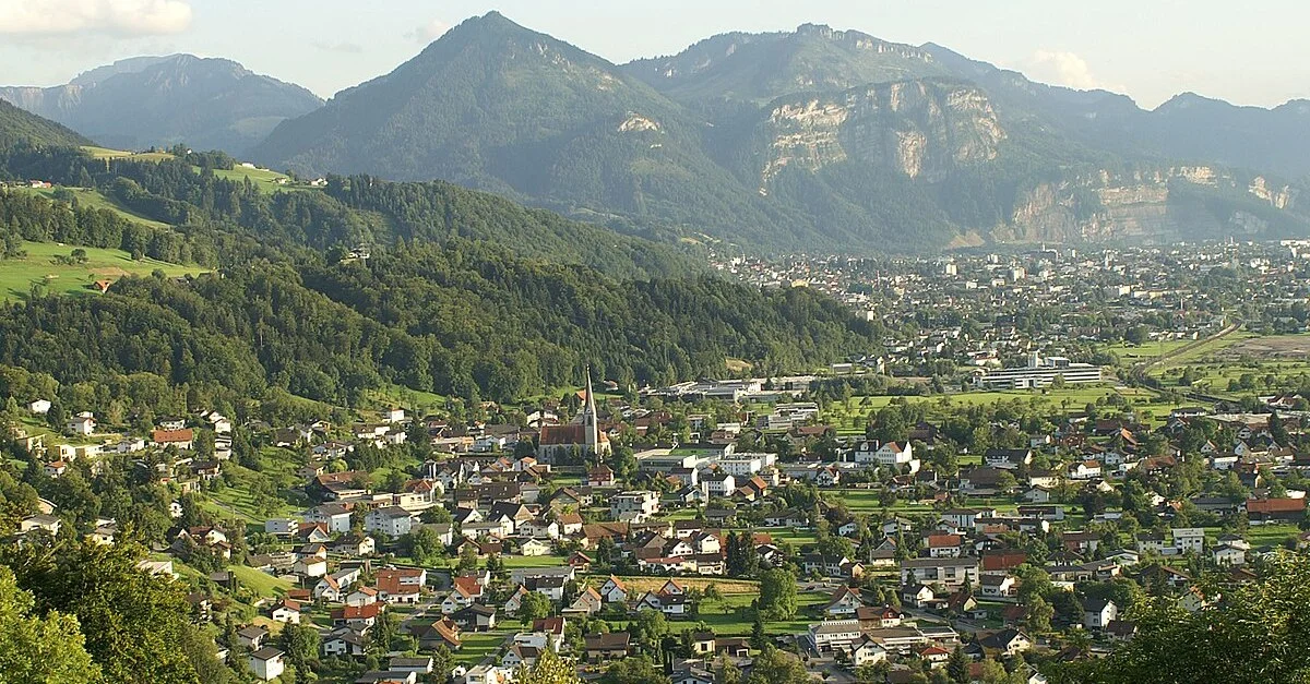 Bild: Gemeinde Schwarzach in Vorarlberg / Bild: böhringer friedrich, CC BY-SA 2.5, via Wikimedia Commons (Bild zugeschnitten)