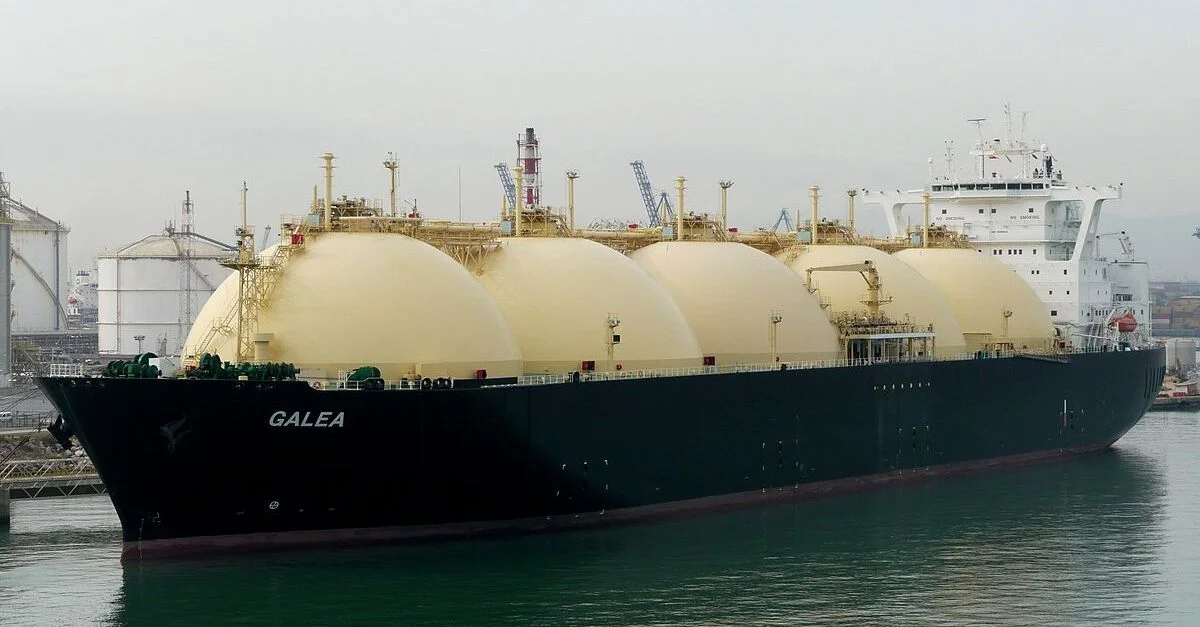 Bild: Flüssiggastransport / Bild: User:Wmeinhart – Wolfgang Meinhart, Hamburg, CC BY-SA 3.0, via Wikimedia Commons (Bild zugeschnitten)