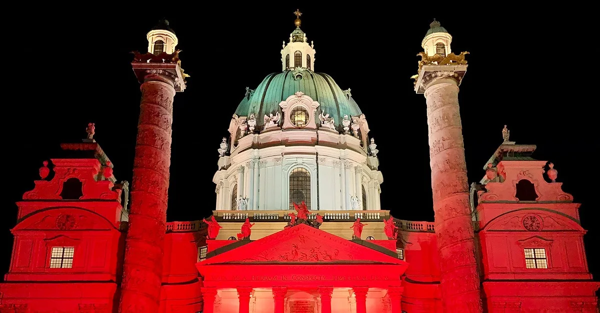 Bild: Die Wiener Karlskirche am „Red Wednesday“ / Bild: „Kirche in Not“ (Bild zugeschnitten)
