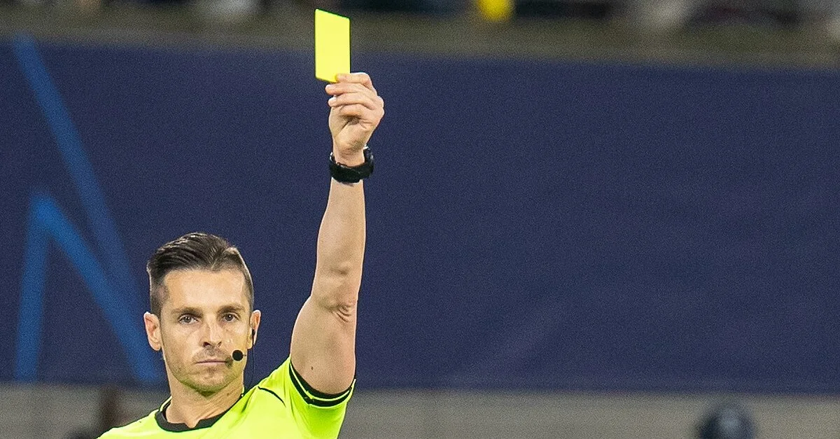 Symbolbild: Schiedsrichter zeigt die Gelbe Karte / Bild: Steffen Prößdorf, CC BY-SA 4.0, via Wikimedia Commons (Bild zugeschnitten)