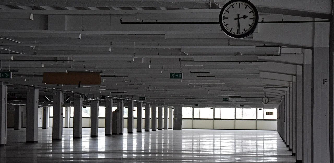 Symbolbild: Lagerhalle / Bild: Kasa Fue, CC BY-SA 4.0, via Wikimedia Commons (Bild zugeschnitten)