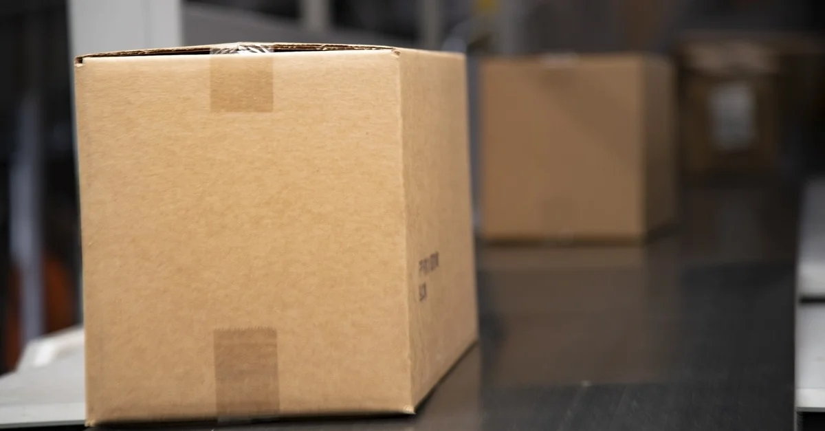 Symbolbild: Pakete am Lieferband (CC0)