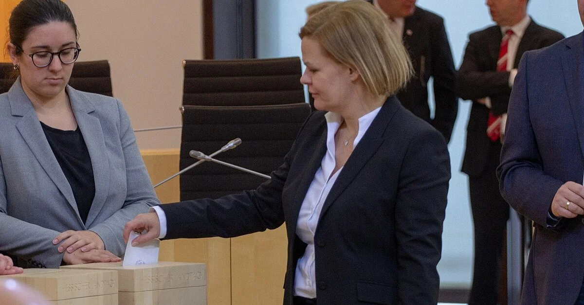 Bild: Nancy Faeser (SPD) bei der konstituierenden Sitzung im hessichen Landtag 2019 / Bild: Olaf Kosinsky, CC BY-SA 3.0 DE, via Wikimedia Commons (Bild zugeschnitten)