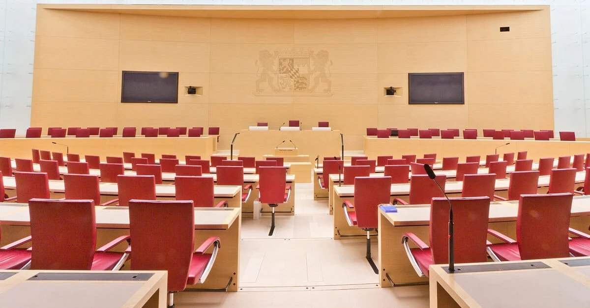 Bild: Plenarsaal im Bayerischen Landtag / Bild: Foto: Sven Teschke (Bild zugeschnitten)