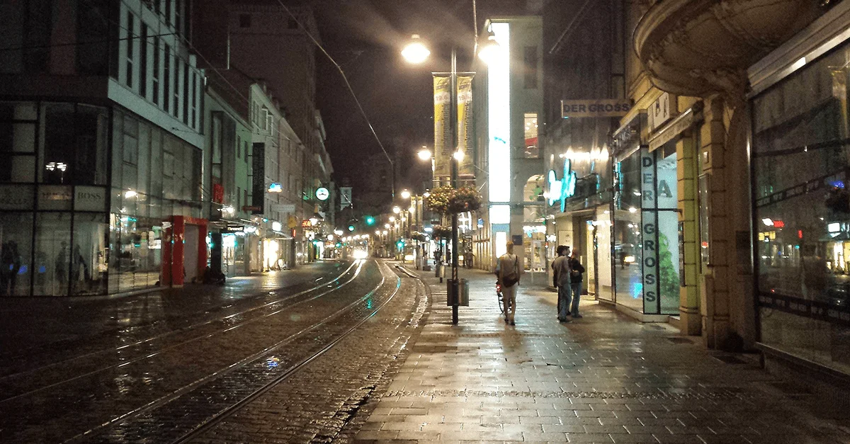 Die Randale ereigneten sich im Gebiet um den Taubenmarkt, der an der Landstraße – eine wichtige Einkaufsstraße – anliegt. Symbolbild (Landstraße, Linz): Andy Mendyk, CC BY-SA 3.0, via Wikimedia Commons (zugeschnitten)