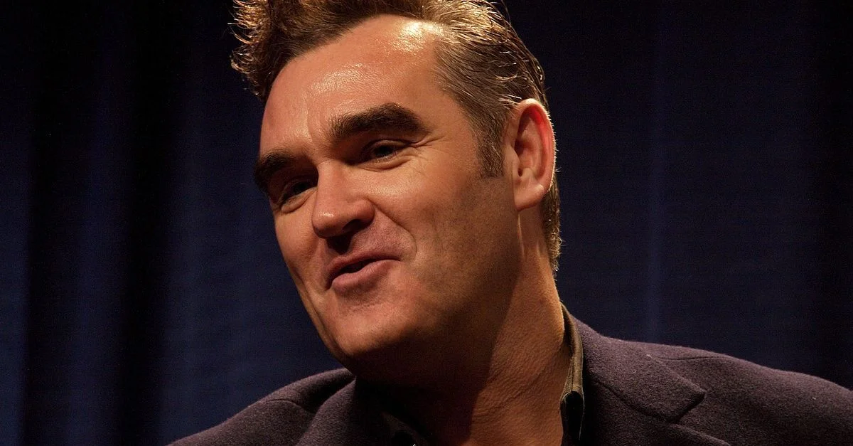 Bild: Morrissey / Bild: Charlie Llewellin from Austin, USA, CC BY-SA 2.0, via Wikimedia Commons (Bild zugeschnitten)