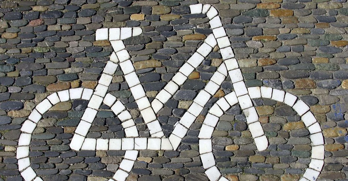 Symbolbild: Fahrrad-Mosaik / Bild: Andreas Schwarzkopf, CC BY-SA 3.0, via Wikimedia Commons (Bild zugeschnitten)