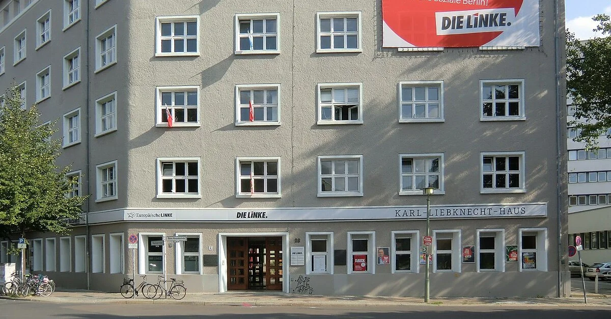 Bild: Bundesparteizentrale der Linken in Berlin / Bild: SK49, CC BY 3.0, via Wikimedia Commons (Bild zugeschnitten)