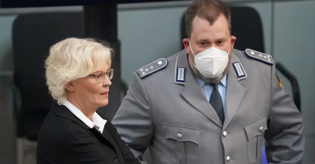 Christine Lambrecht mit einem Offizier der Bundeswehr