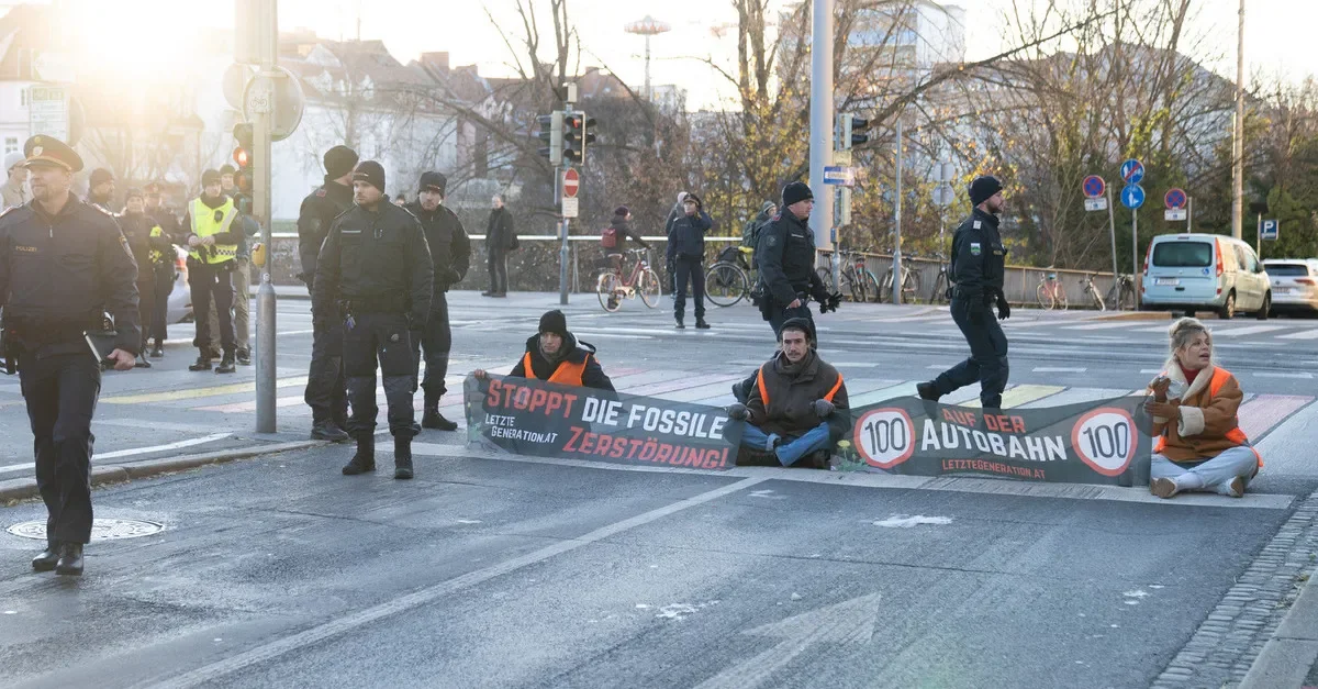 Mitglieder der "Letzten Generation" bei einer früheren Straßenblockade in Graz