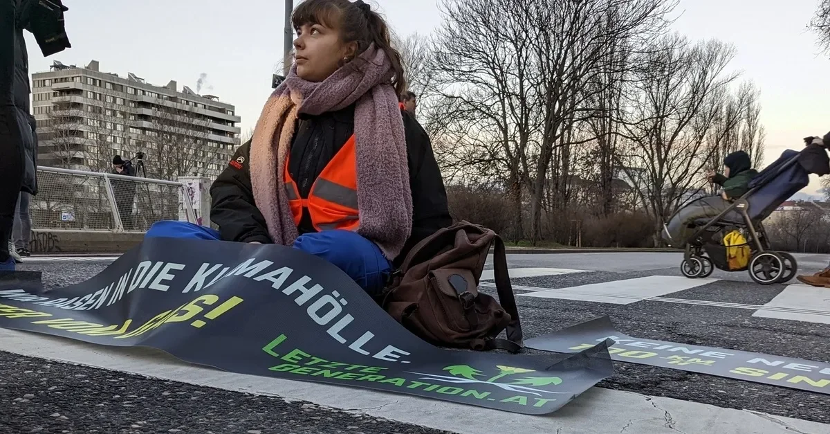 Klimaextremisten bei einer Straßenblockade in Wien