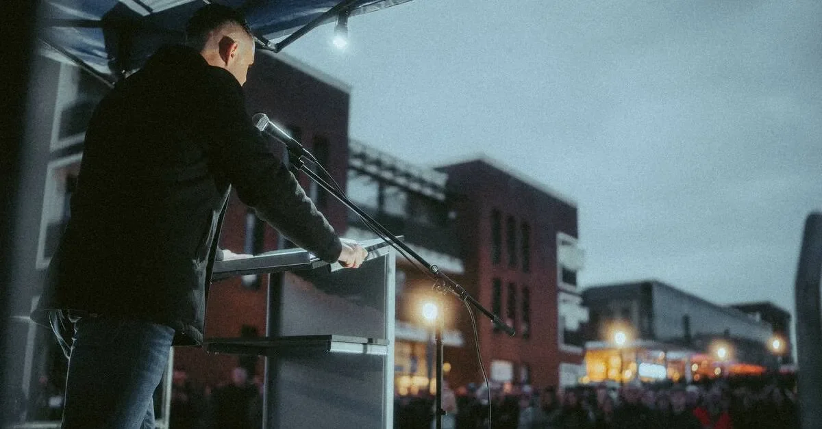 Hannes Gnauck (AfD) bei der Demo in Prenzlau