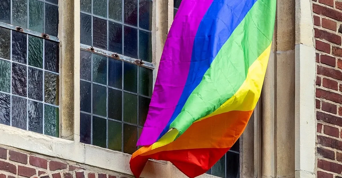 LGBT-Flagge an einer Kirche in Münster