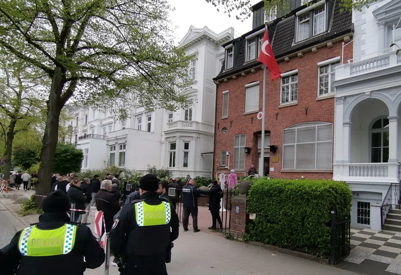 Polizei und Sicherheitskräfte vor dem Hamburger Konsulat der Türkei